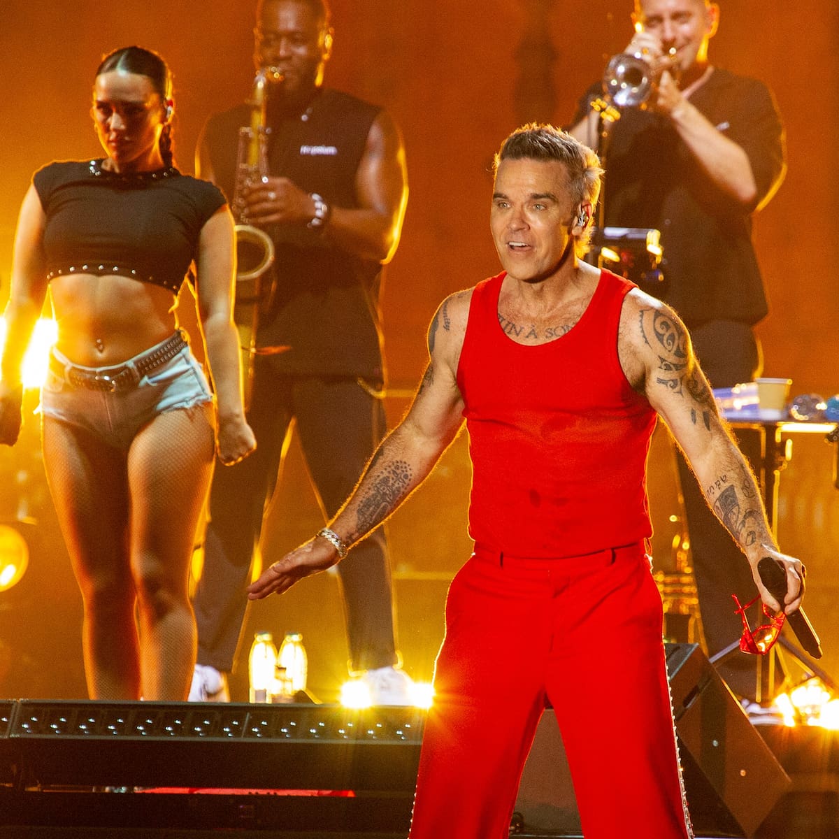 Robbie Williams se convierte en el portavoz de España en el BBK: anuncia la victoria ante Bélgica en pleno concierto