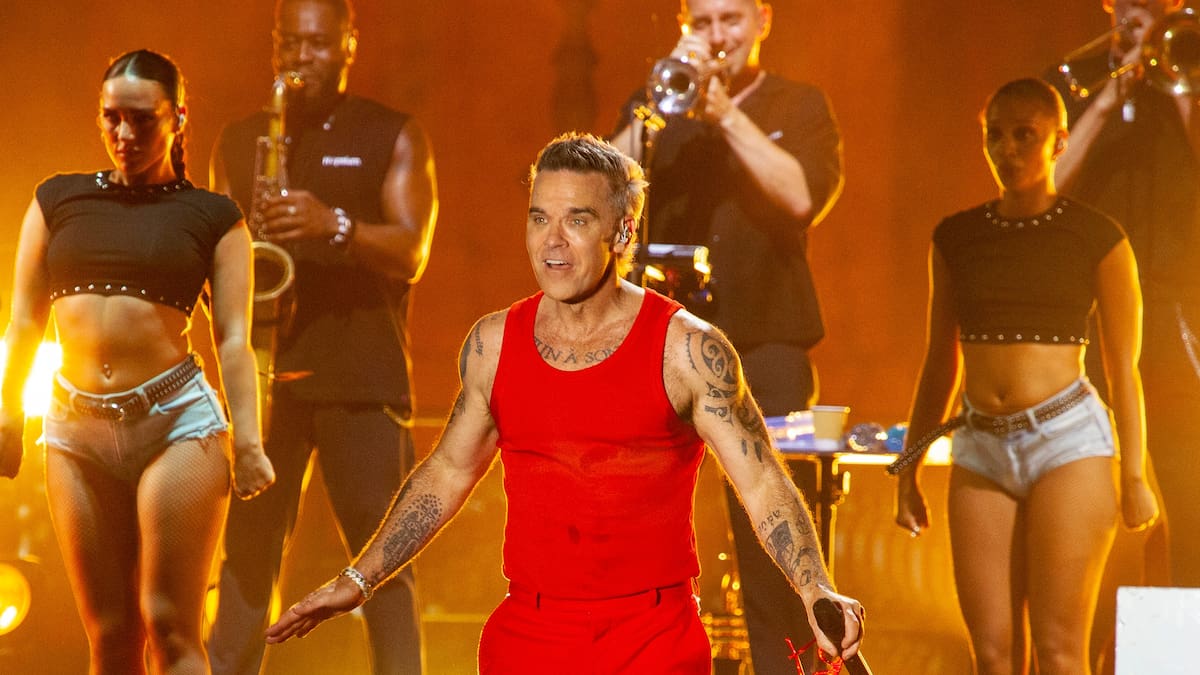 Robbie Williams se convierte en el portavoz de España en el BBK: anuncia la victoria ante Bélgica en pleno concierto