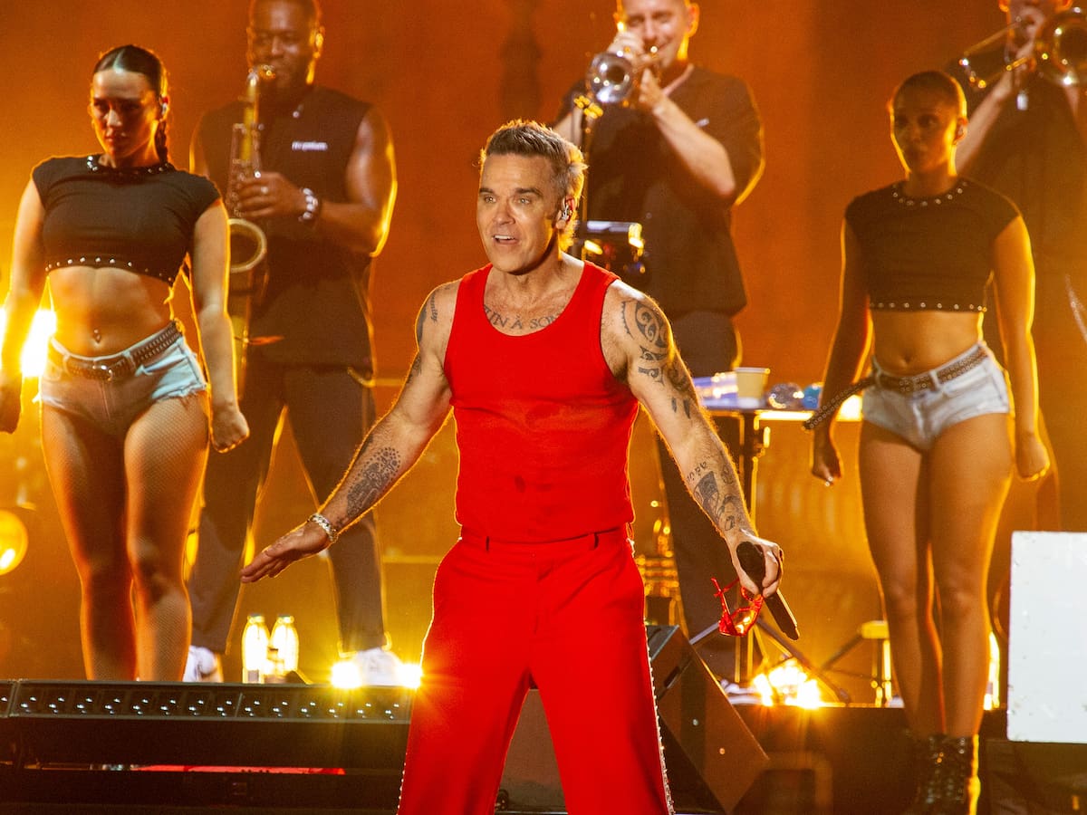 Robbie Williams se convierte en el portavoz de España en el BBK: anuncia la victoria ante Bélgica en pleno concierto