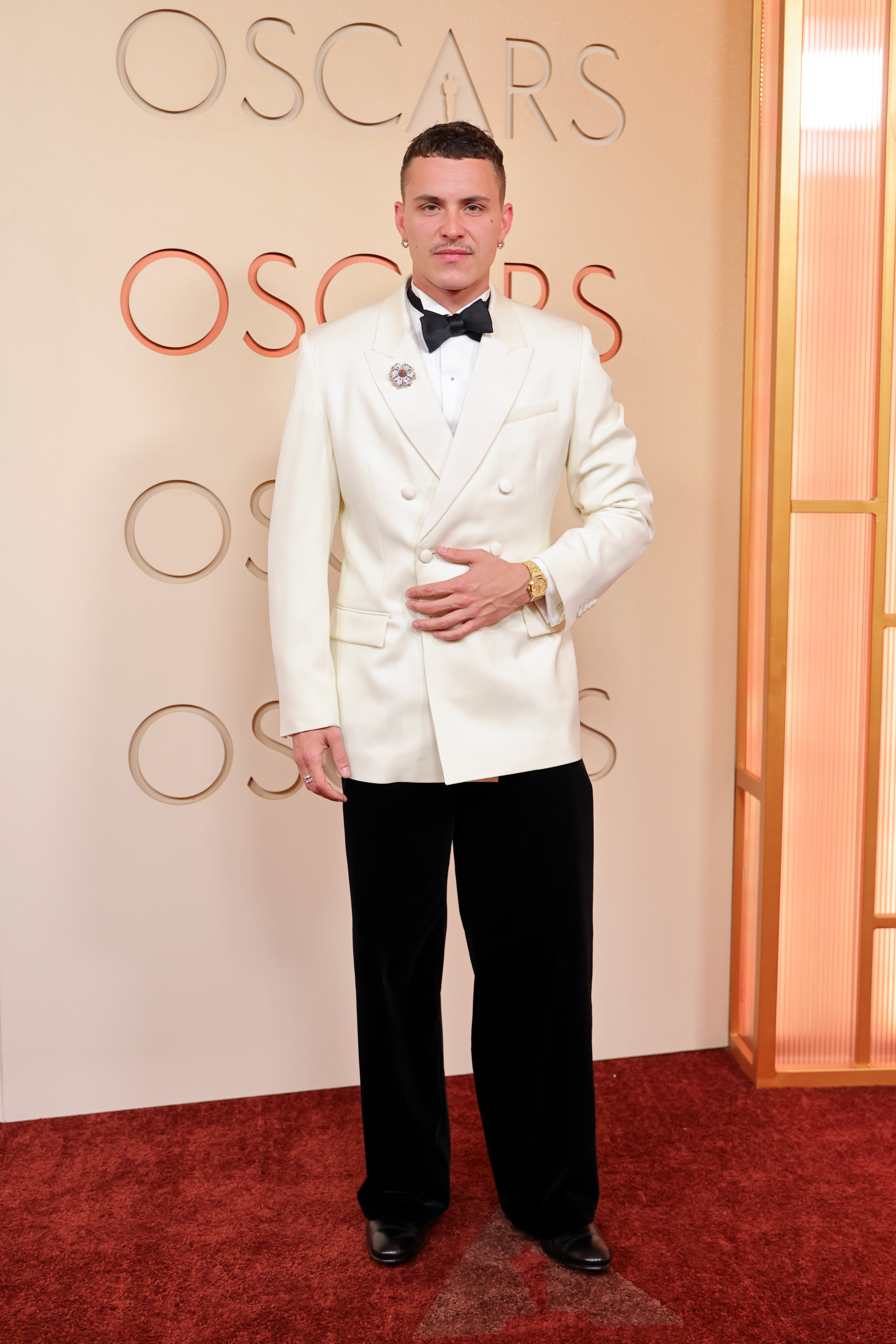 Otro de los actores que han dejado el pabellón bien alto de España ha sido Arón Piper que llegaba en combinación de blanco y negro del esmoquin de verano con botonadura doble y pantalón de corte ancho de Dior. con pajarita y broche de flor.