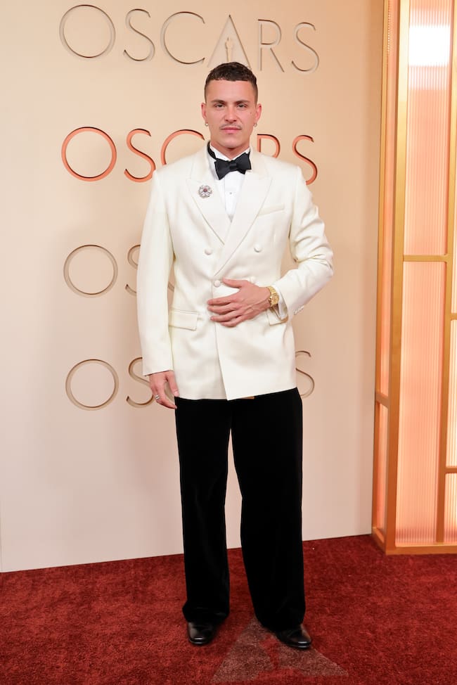 Otro de los actores que han dejado el pabellón bien alto de España ha sido Arón Piper que llegaba en combinación de blanco y negro del esmoquin de verano con botonadura doble y pantalón de corte ancho de Dior. con pajarita y broche de flor.