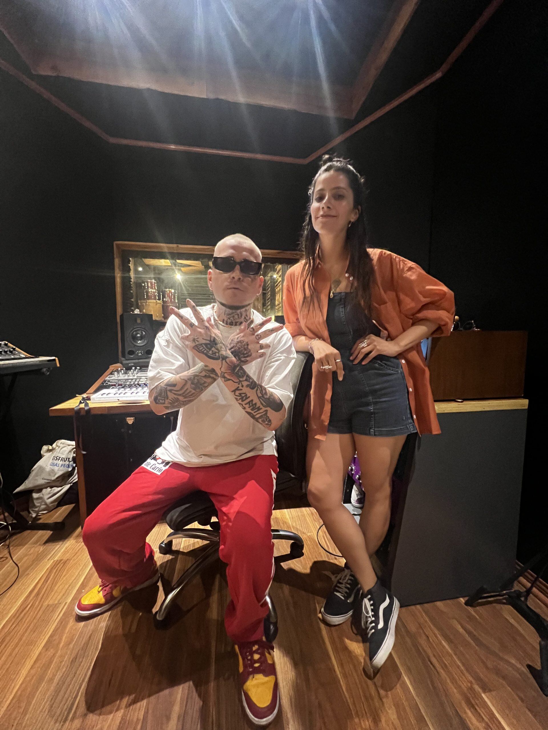 Ceaese y Martina Orrego en el estudio escuchando «Nalgaje»