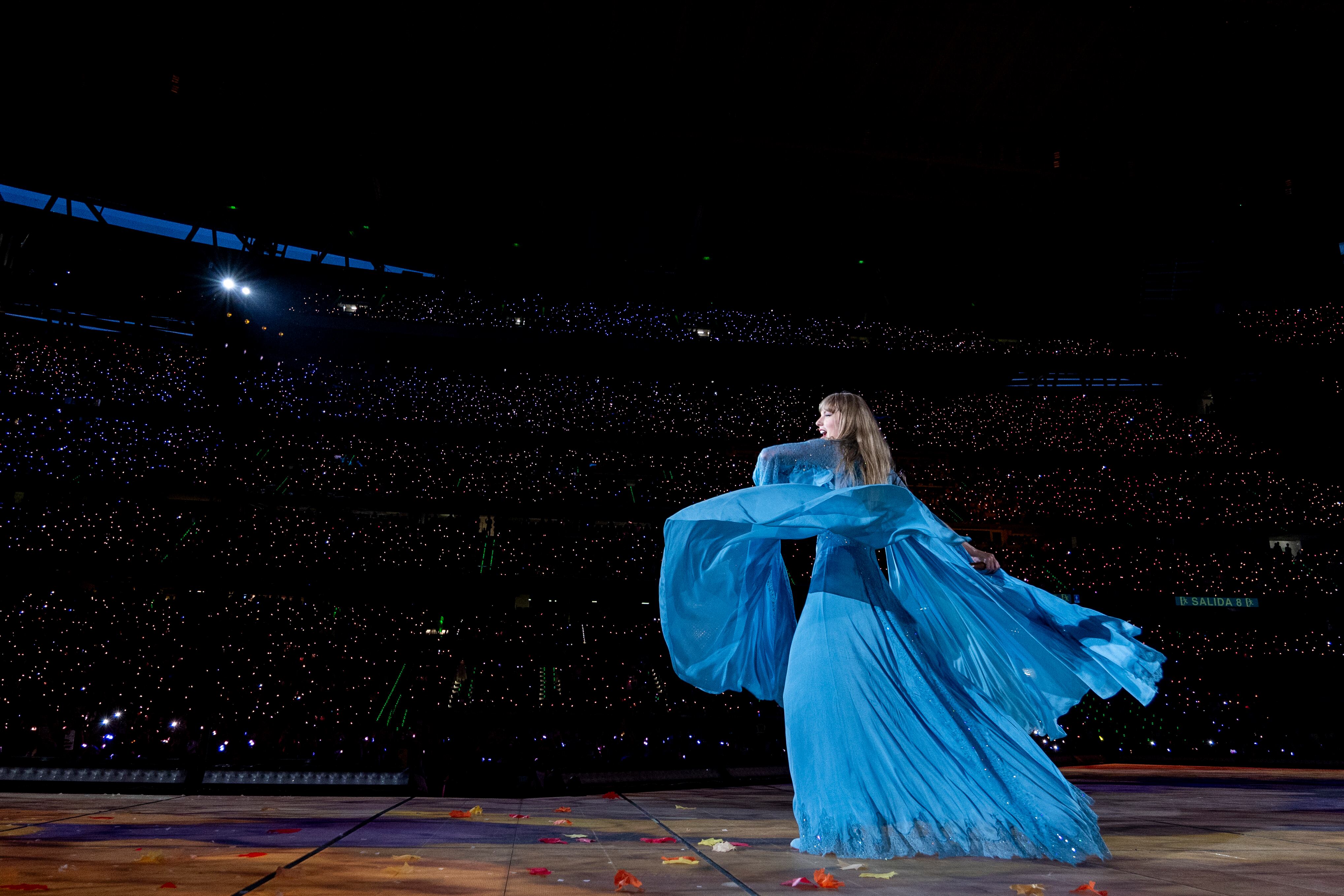 Sin duda, el momentazo de la noche ha llegado tras 'Champagne problems' cuando Taylor ha recibido una ovación que la ha dejado impresionada. 2.20 segundos en los que hemos visto un repertorio de caras al nivel del amor que recibía.