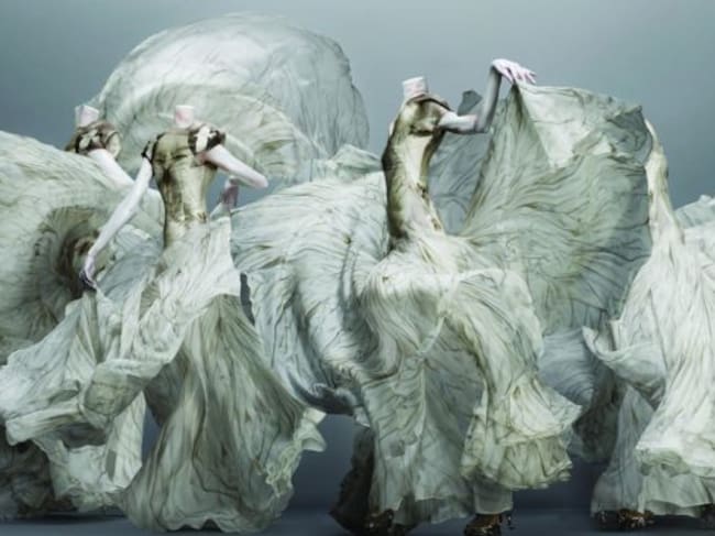 Las creaciones de Alexander McQueen podrían encajar con el mundo de Caraval.