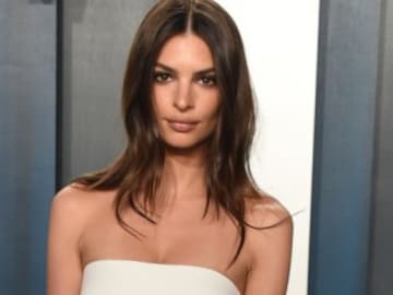 Emily Ratajkowski presume de embarazo sin ropa y todo el mundo se fija en lo mismo