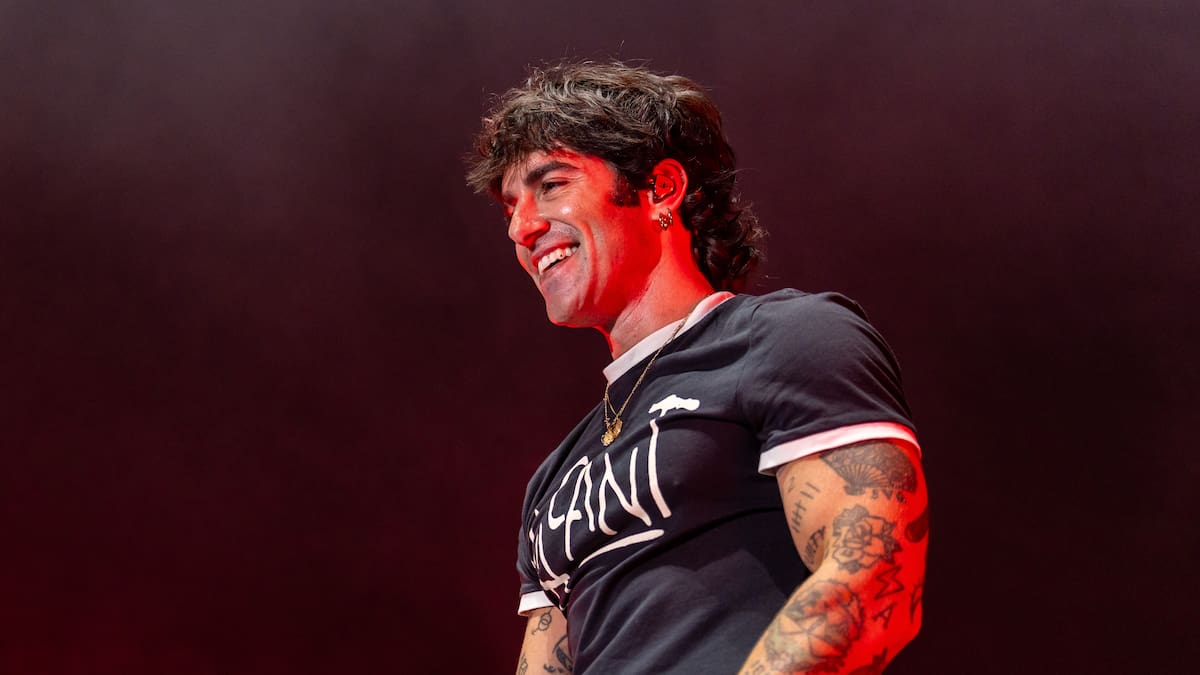 Álvaro de Luna vuelve a apostar por el pop-rock romántico con 'Llego tarde'