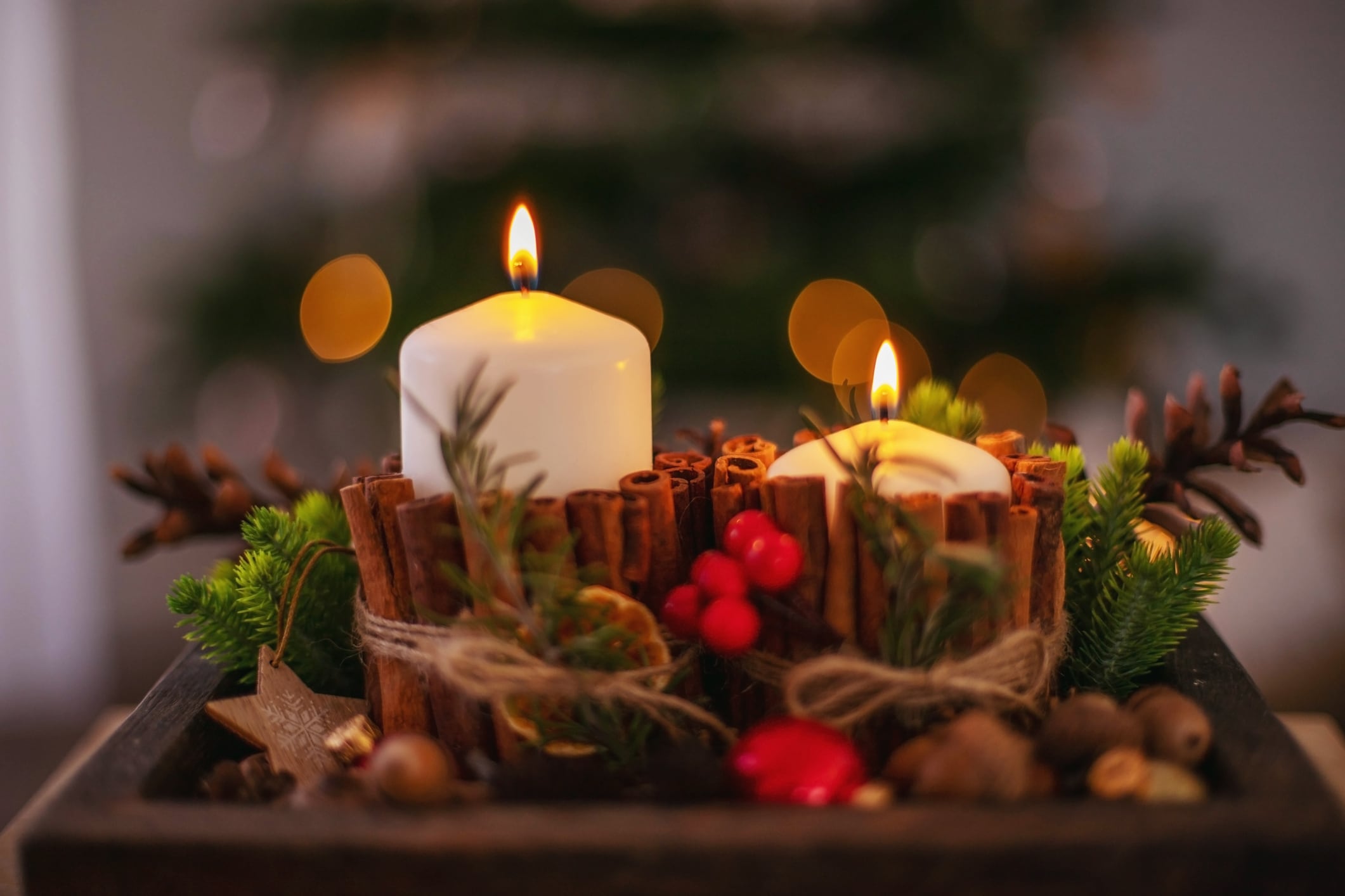 Portavelas con palitos de canela para Navidad