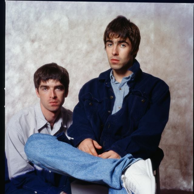 Noel Gallagher y Liam Gallagher, miembros de Oasis, en una sesión de fotos en Tokio, en 1994.