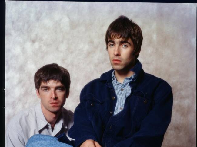Noel Gallagher y Liam Gallagher, miembros de Oasis, en una sesión de fotos en Tokio, en 1994.
