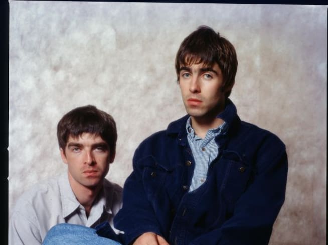 Noel Gallagher y Liam Gallagher, miembros de Oasis, en una sesión de fotos en Tokio, en 1994.