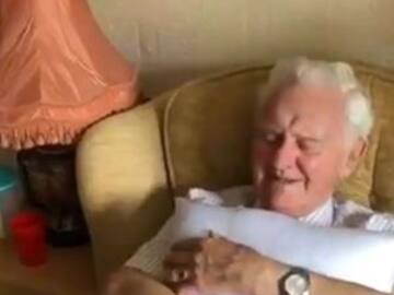 Abuelito recibe almohada con la cara de su difunta esposa para poder abrazarla