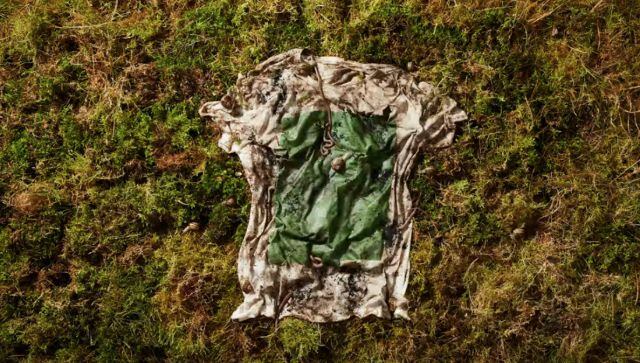 Camiseta se degrada en la tierra y se convierte en alimento para las plantas