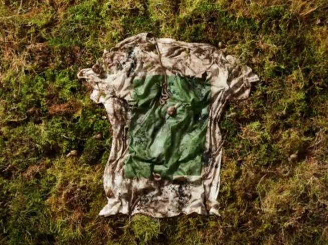 Camiseta se degrada en la tierra y se convierte en alimento para las plantas