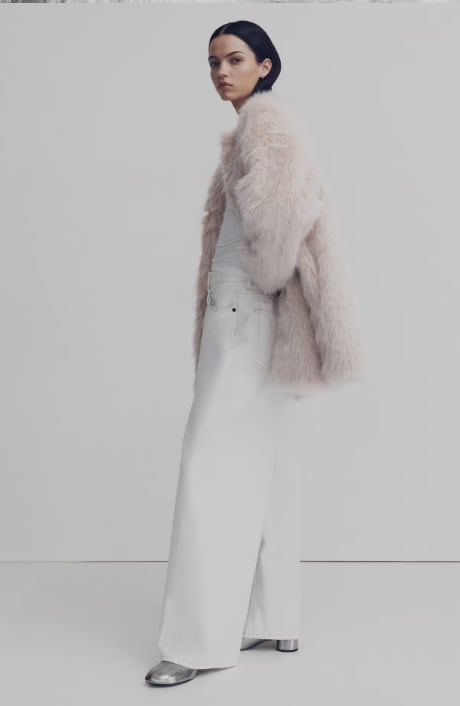 Abrigo blanco de pelo para un outfit de Nochevieja // Web de H&M