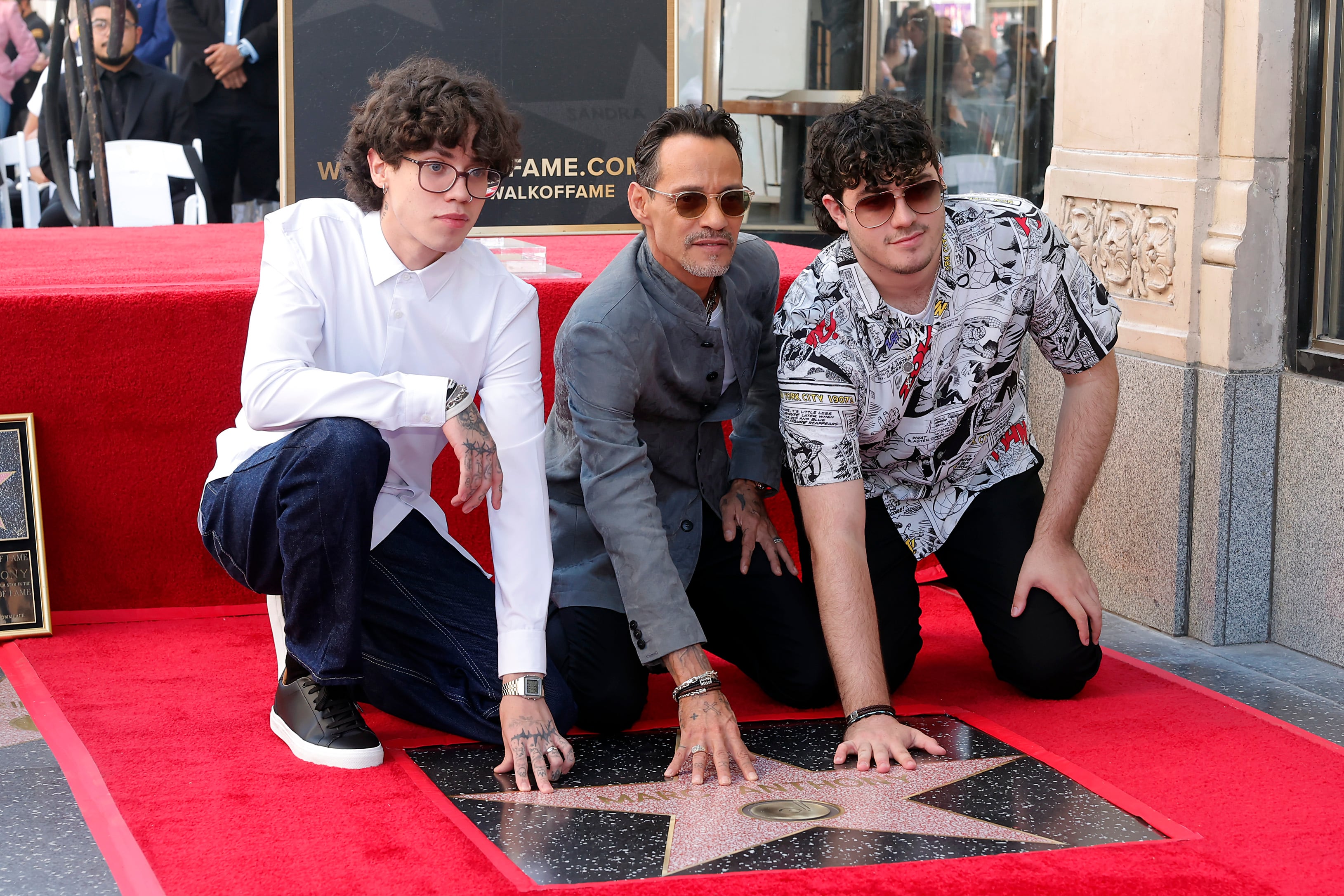 Marc Anthony posa con a sus hijos, Cristian y Ryan Muñiz, junto a su estrella en el Paseo de la Fama de Hollywood.