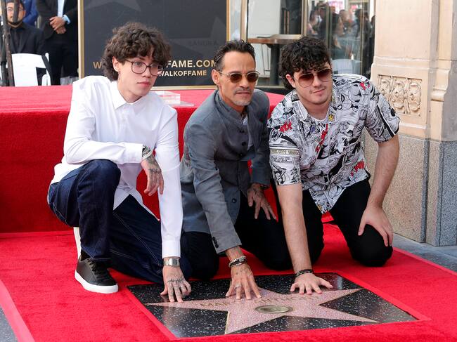 Marc Anthony posa con a sus hijos, Cristian y Ryan Muñiz, junto a su estrella en el Paseo de la Fama de Hollywood.