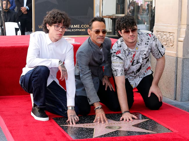 Marc Anthony posa con a sus hijos, Cristian y Ryan Muñiz, junto a su estrella en el Paseo de la Fama de Hollywood.