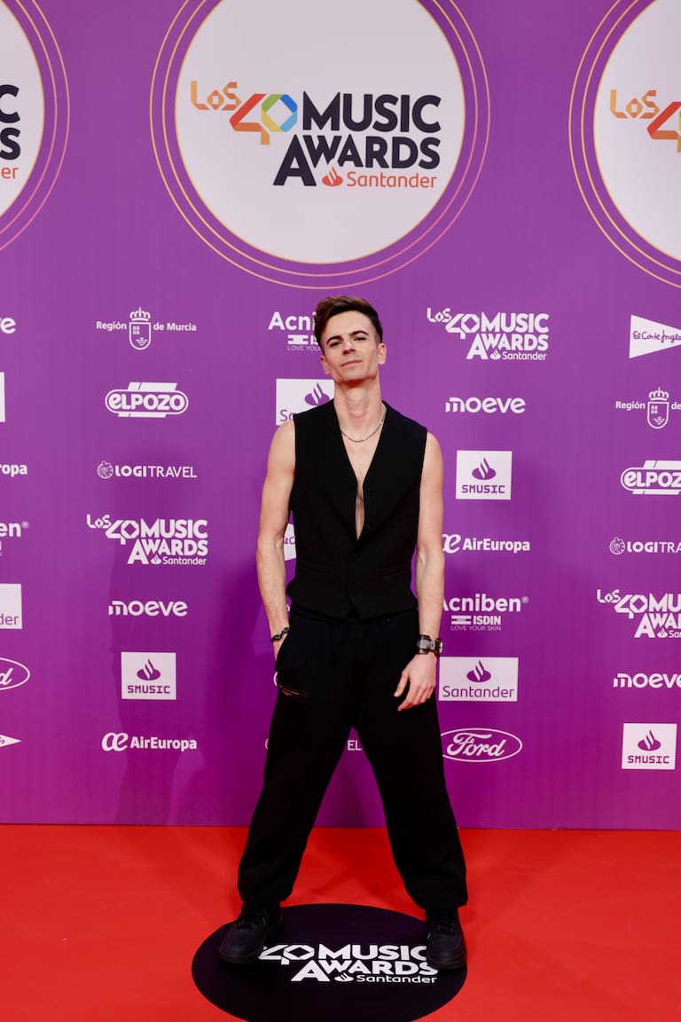 Karin Herrero, locutor de LOS40, posa en la alfombra roja de LOS40 Music Awards Santander 2025 con un traje muy original en color negro.