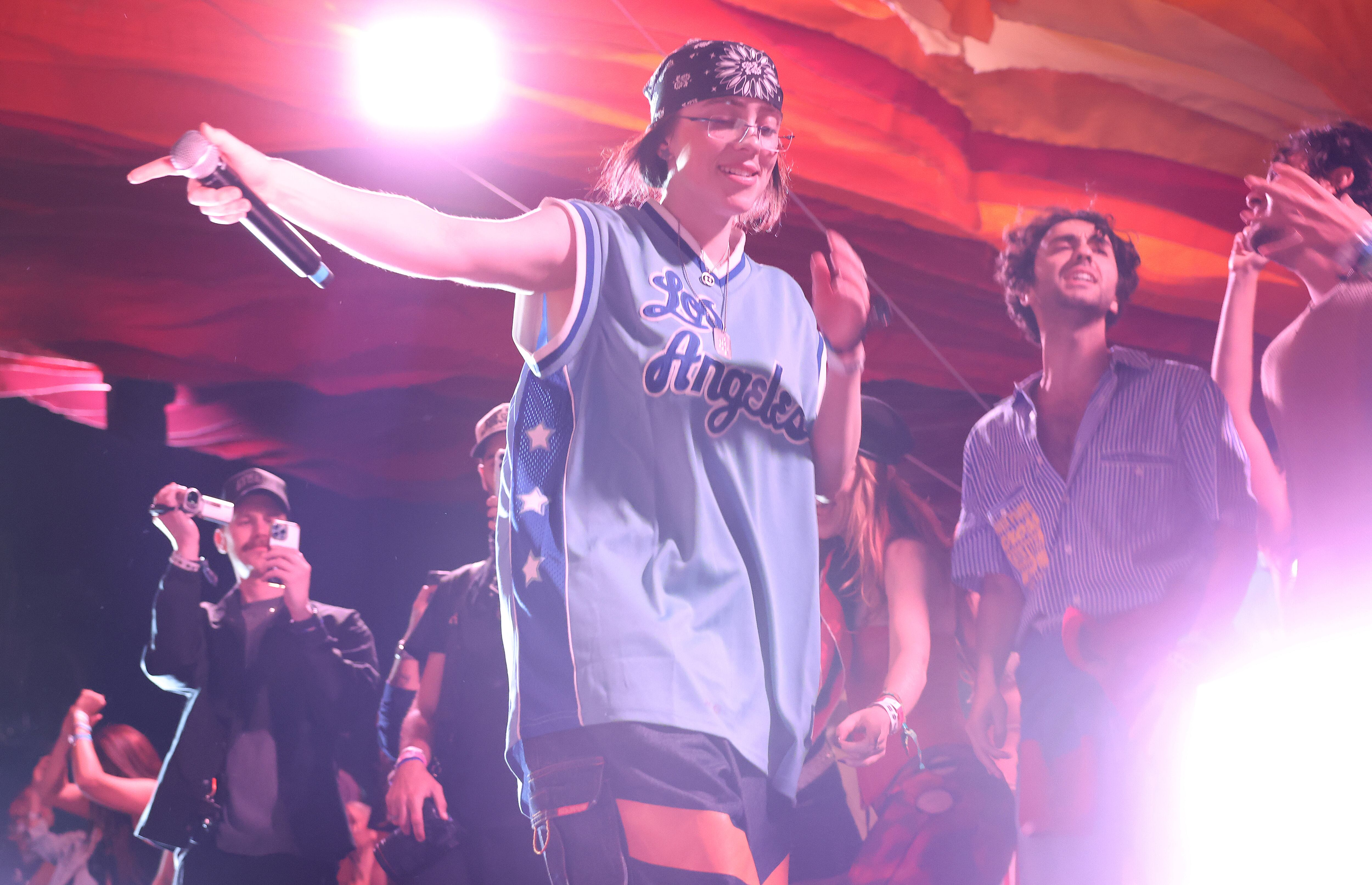 Billie Eilish se montó una fiesta con DJ en su actuación en Coachella que compartió con su hermano Finneas y una docena de amigos. Además de presentar tres temas de su próximo álbum sonaron otros clásicos como 'California Love' de 2Pac, 'Get Low' de Lil Jon & The East Side Boyz, 'Somebody That I Used to Know' de Gotye o 'Mr. Brighside' de The Killers.