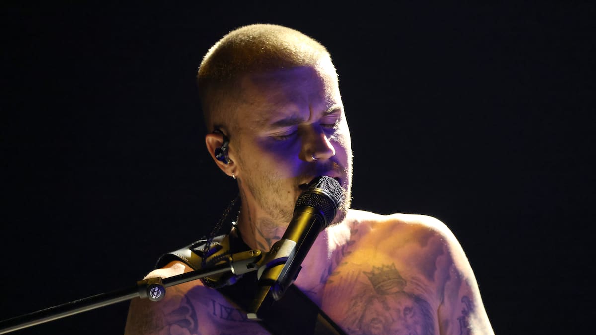 Así ha sido la comentada actuación de Justin Bieber en los Premios Grammy 2026 con su versión más desnuda (literalmente) | Música | LOS40