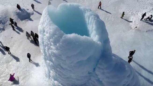 Volcán de hielo hace erupción en Kazajstán
