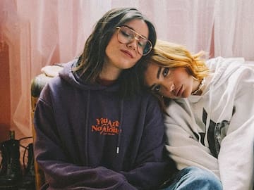 Chiara Oliver y Violeta Hódar se sinceran en el videoclip de ‘El Parque’: Todas las referencias a su paso por OT 2023