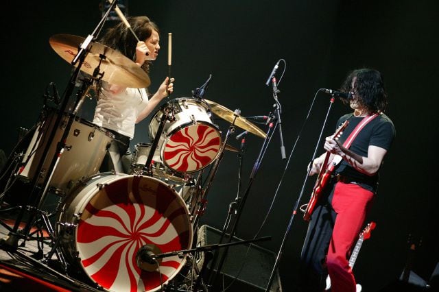 Meg White y Jack White, miembros de The White Stripes, en un concierto en Londres en 2004.