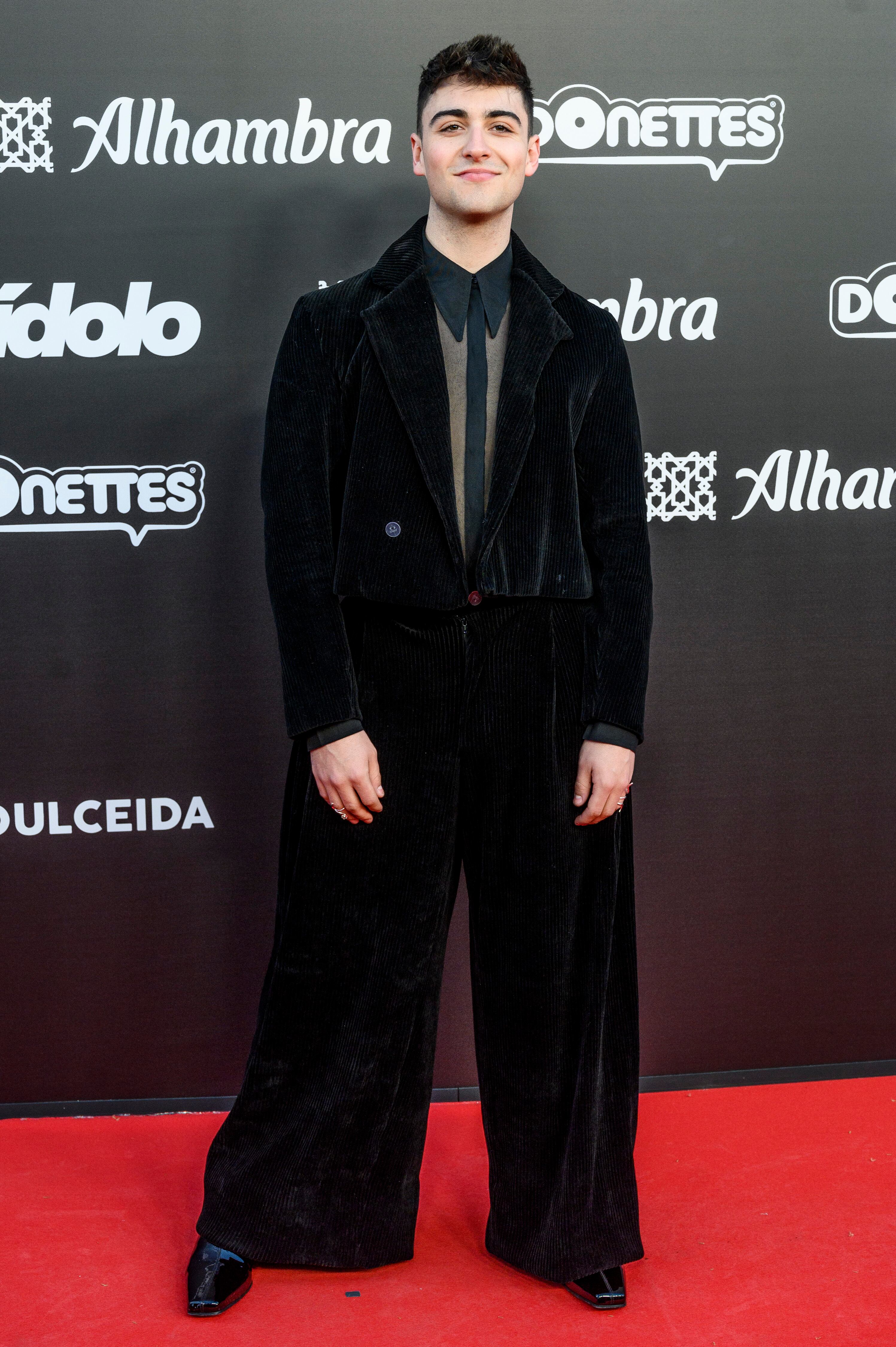 Juanjo Bona ha demostrado en la Academia que no solo es un referente musical con esa voz privilegiada que tiene sino que también es referente de estilo. Los pantalones anchos y las transparencias son tendencia y lo sabe.