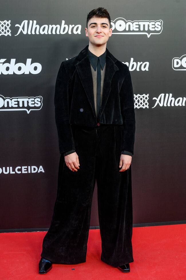 Juanjo Bona ha demostrado en la Academia que no solo es un referente musical con esa voz privilegiada que tiene sino que también es referente de estilo. Los pantalones anchos y las transparencias son tendencia y lo sabe.