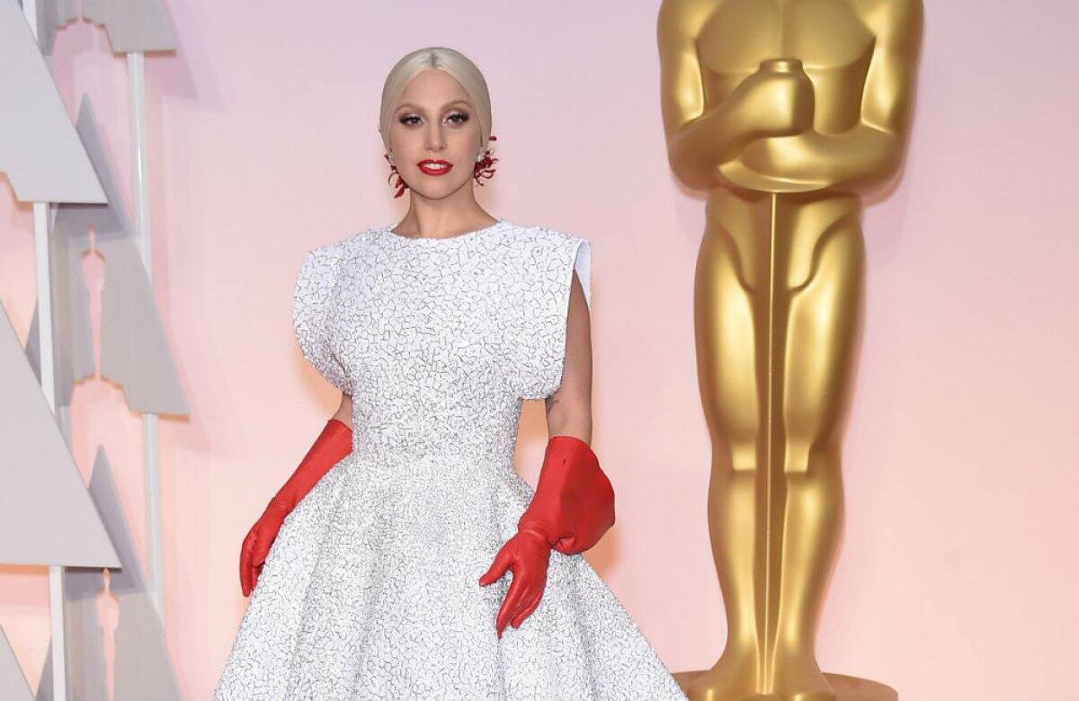 Lady Gaga nos dejó sin palabras al presentarse en la alfombra roja de los Óscar con un enorme vestido blanco y dos guantes largos al más puro estilo de pescadera