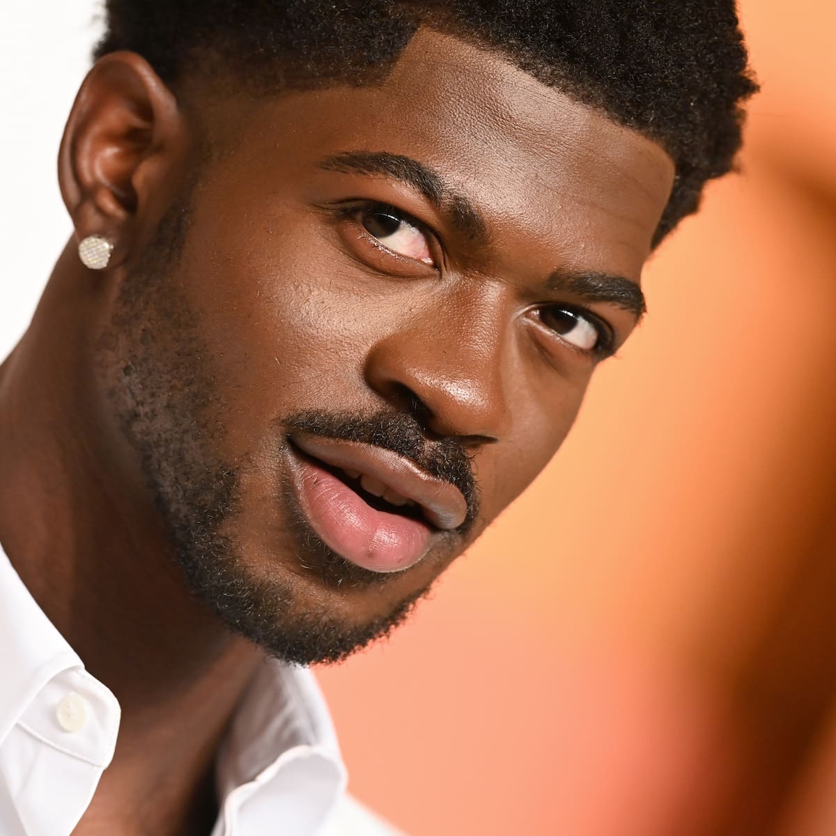 Lil Nas X llora la muerte de su madre en 'World's Greatest' su nueva canción
