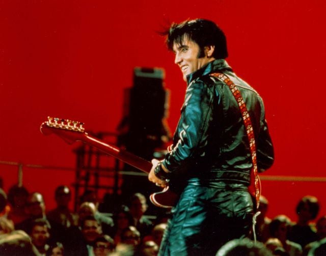 Elvis Presley durante un concierto suyo en un programa de TV en 1968.