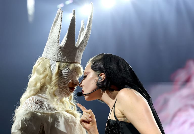 Lady Gaga durante su gira &#039;The MAYHEM Ball&#039; en el Kia Forum en Inglewood, California. La artista interpreta un duelo entre el bien y el mal con el uso del blanco y el negro. Esta idea es perfecta para aquellos que vayan acompañados.