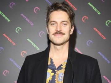 ‘Emily en París’: Lucas Bravo deja caer la posibilidad de un trío en la segunda temporada