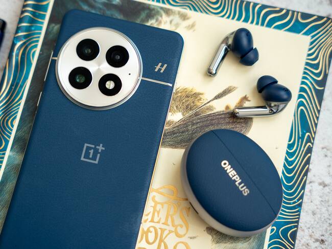 OnePlus 13 en acabado Sapphire Blue.