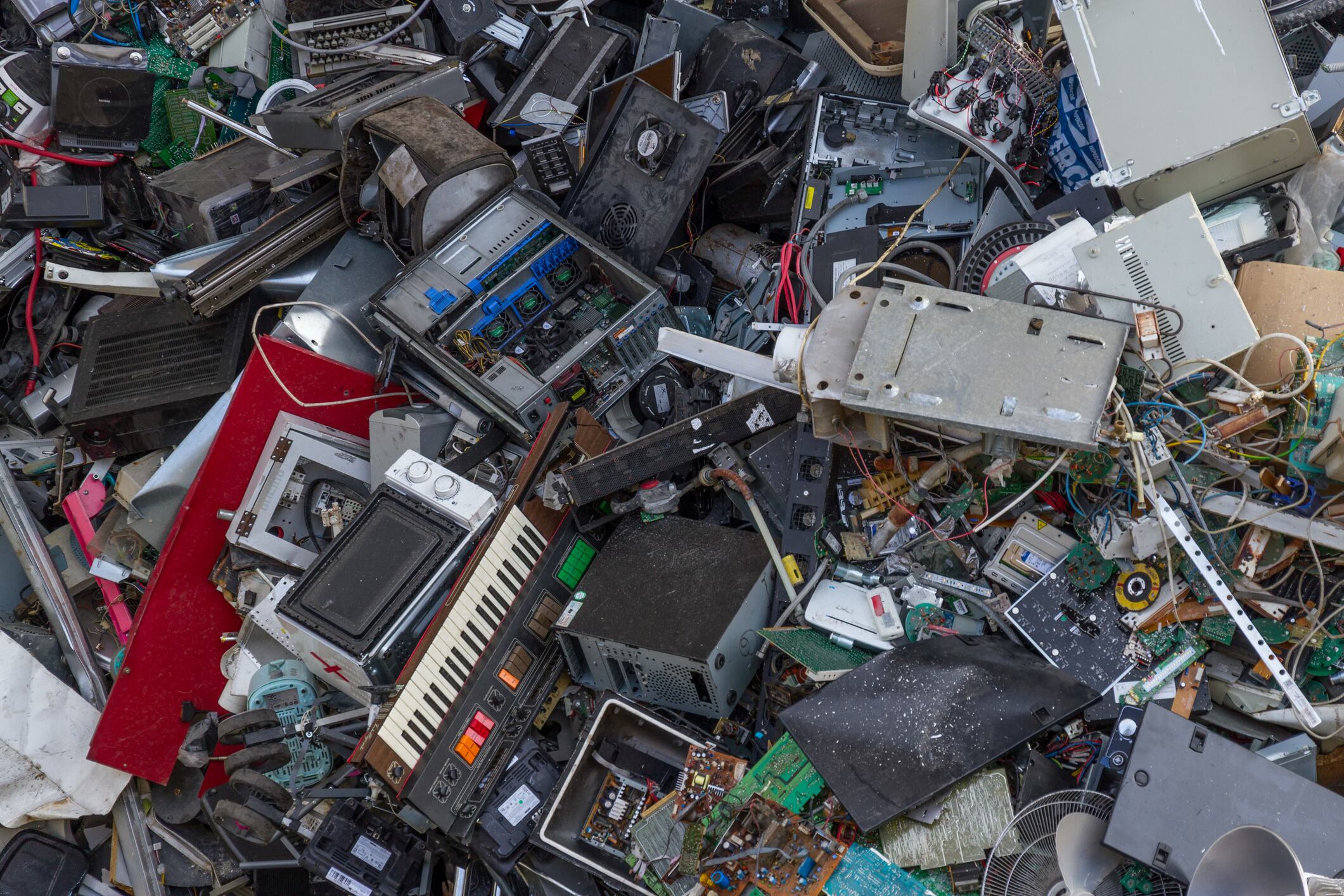 Reciclar, reutilizar o reparar son tres maneras de luchar contra los residuos electrónicos.