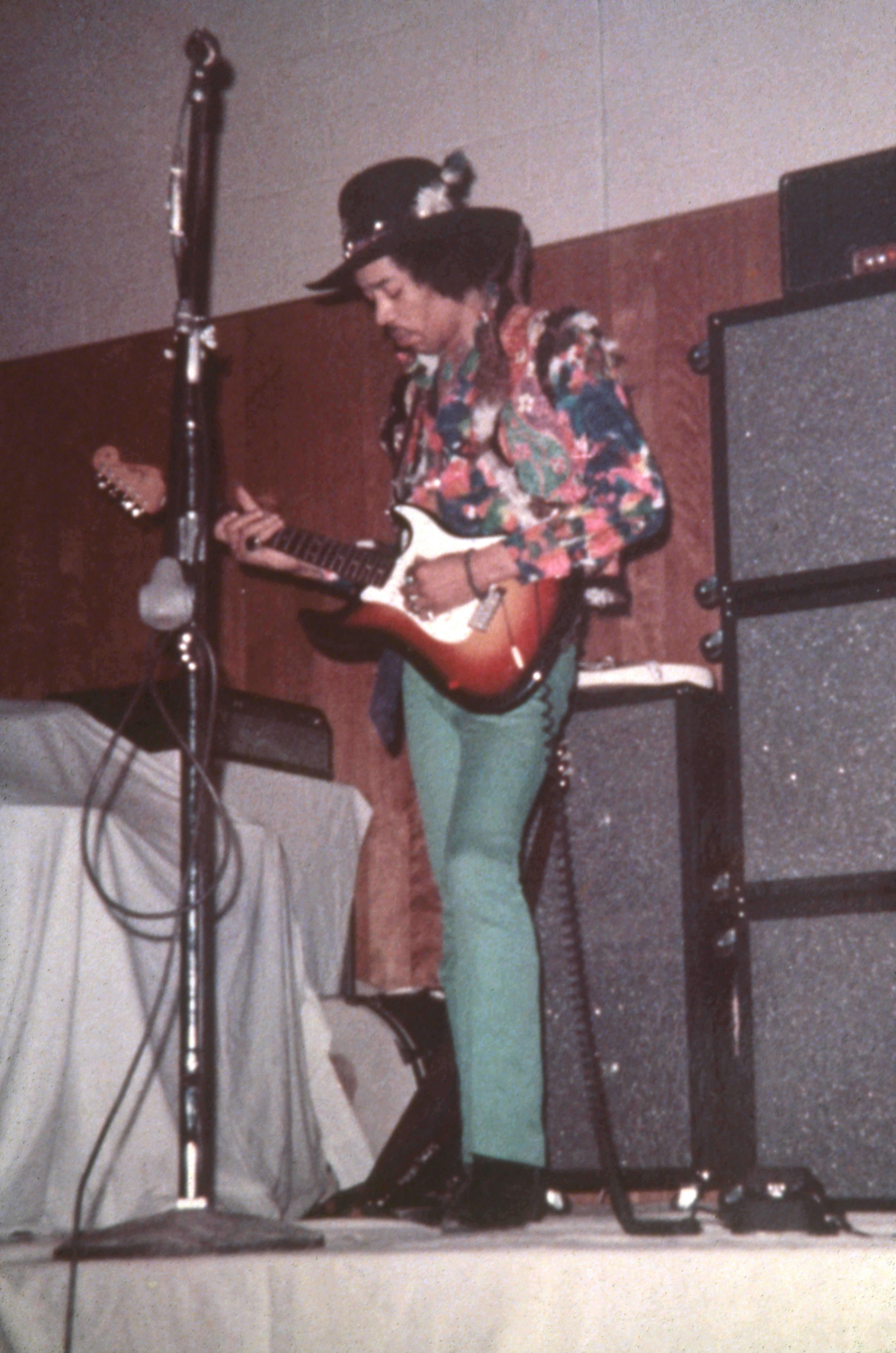 El guitarrista y compositor americano Jimi Hendrix actuando en Nueva York en Marzo de 1968