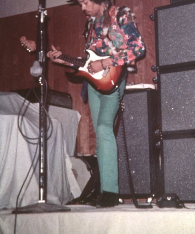 El guitarrista y compositor americano Jimi Hendrix actuando en Nueva York en Marzo de 1968