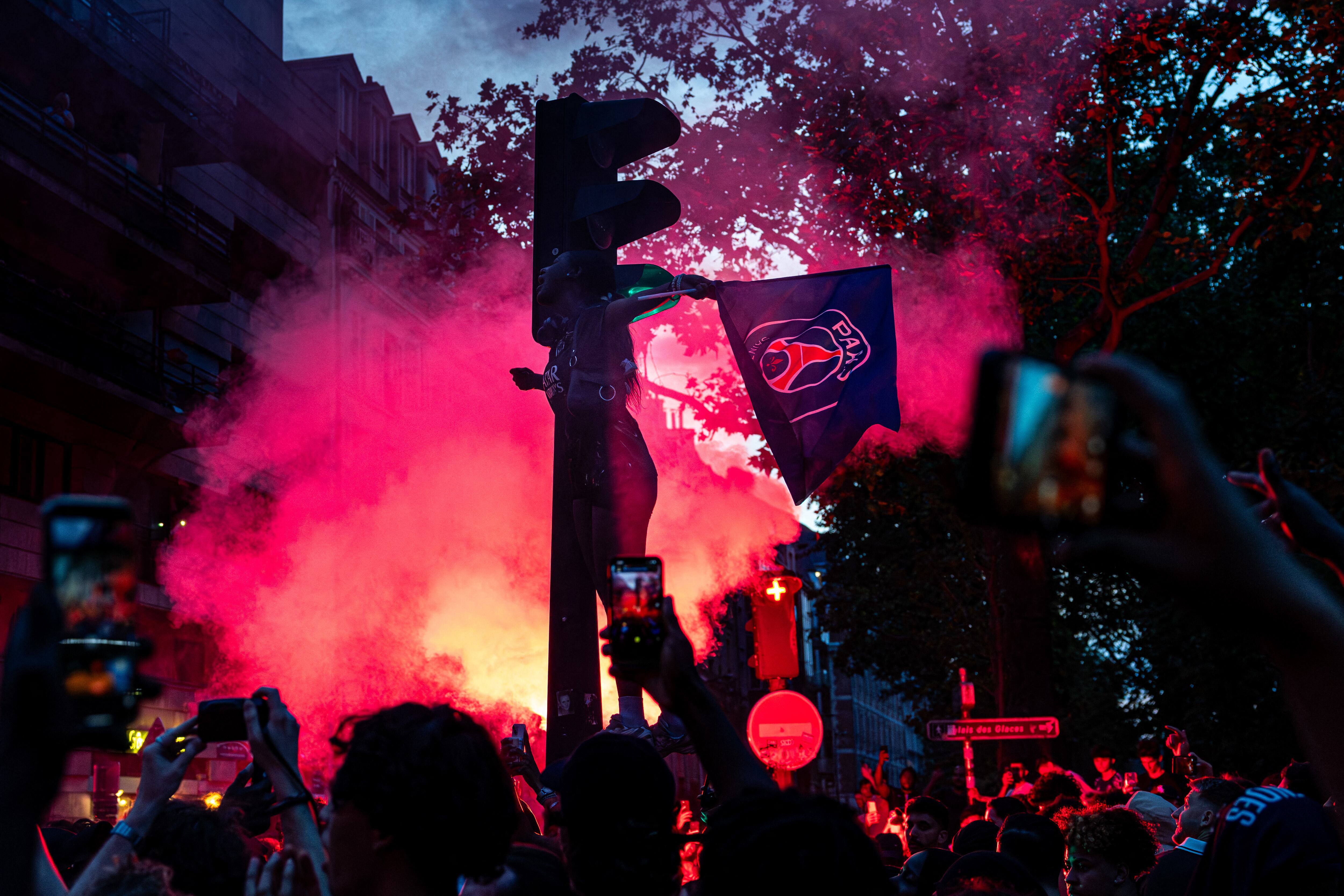 Aficionados del Paris Saint-Germain celebran la victoria del equipo ante el Arsenal en la final de la Champions League, en París, Francia, el 30 de mayo de 2026.