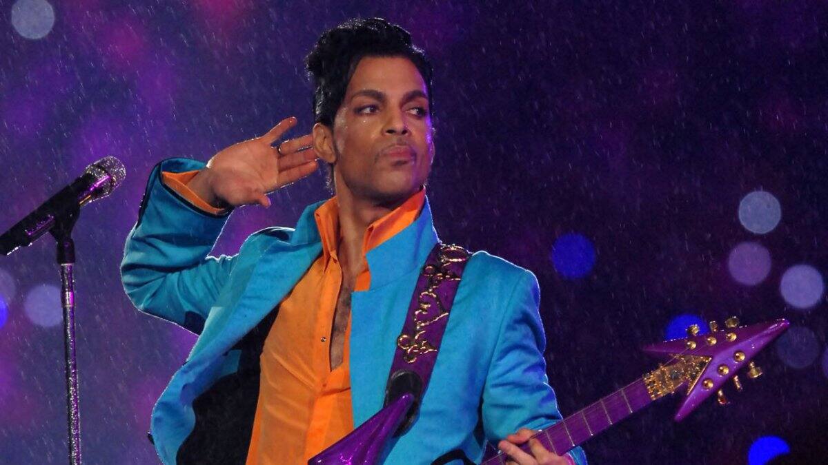 Prince era muy selectivo con la publicidad de su material. En enero de 2014, Prince demandó a 22 miembros individuales de la audiencia por subir videos de su concierto a interne