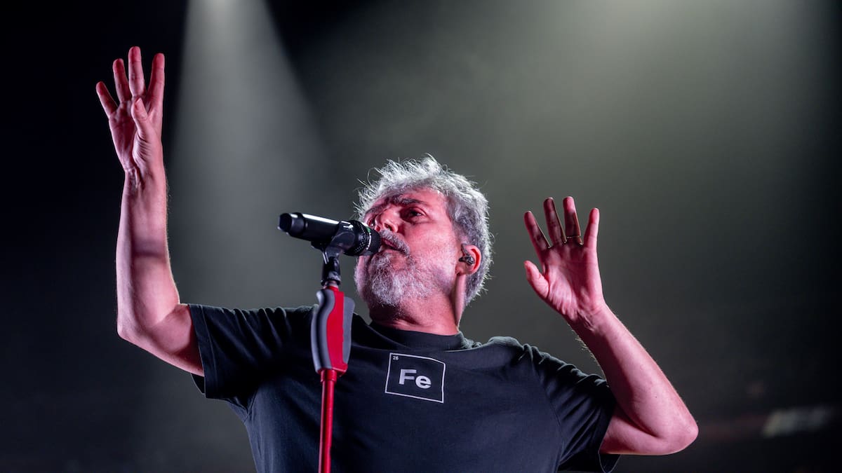 Iván Ferreiro y Leiva rinden homenaje a El último de la fila cantando ‘Insurrección’