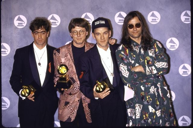 R.E.M.: Bill Berry, Peter Buck, Michael Stipe y Mike Mills, sujetando sus Premios Grammy en 1992.