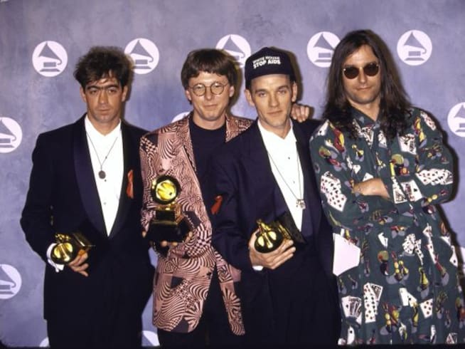 R.E.M.: Bill Berry, Peter Buck, Michael Stipe y Mike Mills, sujetando sus Premios Grammy en 1992.