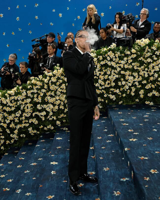 El rapero británico, Central Cee, llegó llenando de humo la alfombra roja con su elegante traje negro.