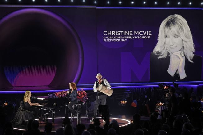 Sheryl Crow, Bonnie Raitt y Mick Fleetwood durante la actuación tributo a Christine McVie.