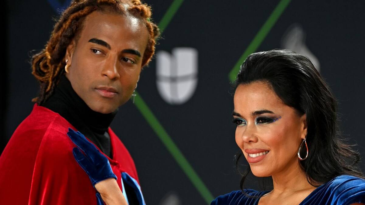 Beatriz Luengo llora junto a Yotuel al recibir el premio por ‘Patria y vida’ en los Premios Grammy Latinos