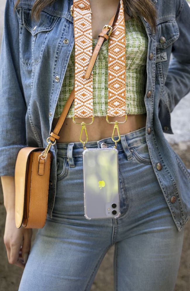 Colgar tu móvil del cuello es lo último.