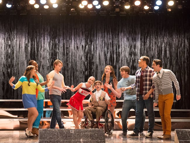 Jenna Ushkowitz, Alex Newell, Chord Overstreet, Becca Tobin, Kevin McHale, Melissa Benoist, Blake Jenner, Jacob Artist y Darren Criss en 'Glee'
