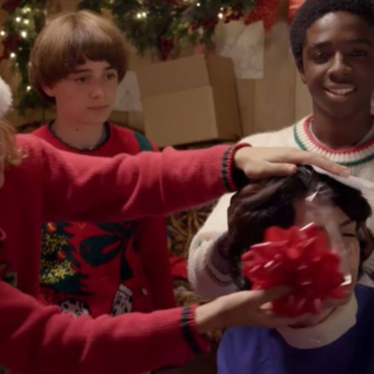Protagonistas de "Stranger Things" comparten divertido video navideño