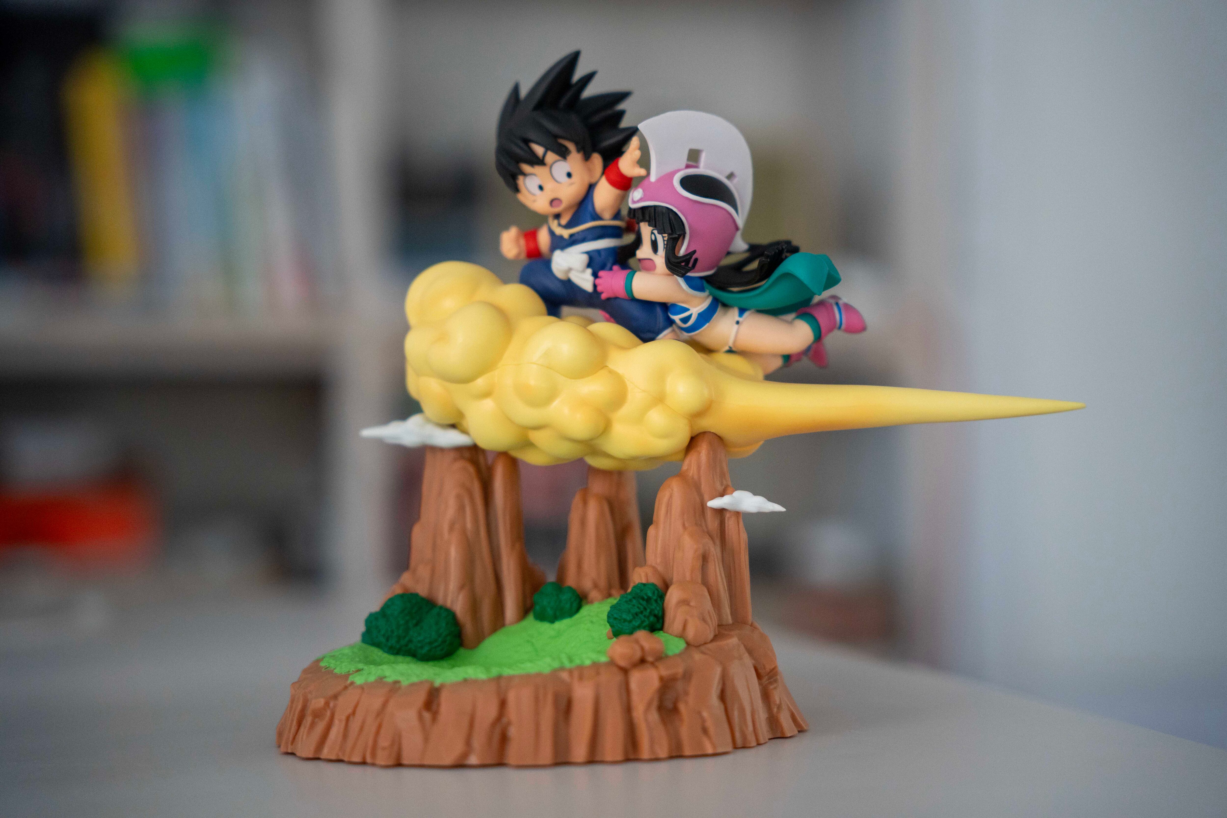 Goku y Chichi vuelan hacia el monte Frypan en la figura más bonita de Dragon Ball que puedes encontrar